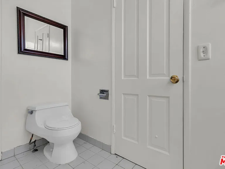 9322 Lasaine Ave — Photo 22