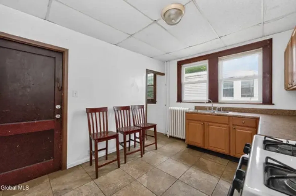 4 bed, 1258 sqft, $1,800 — Photo 4