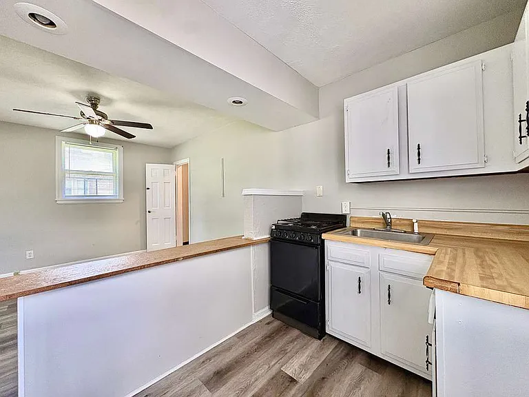 1202 W 7th St #B — Photo 4