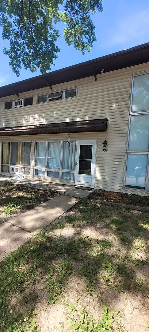Spacious 3-Bedroom Townhome with Convenient Amenities — Photo 2