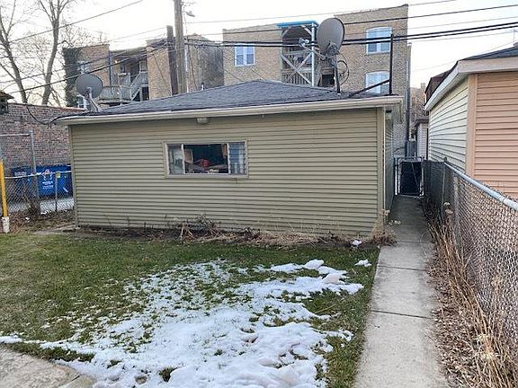 3rd image of 6158 N Hoyne Ave