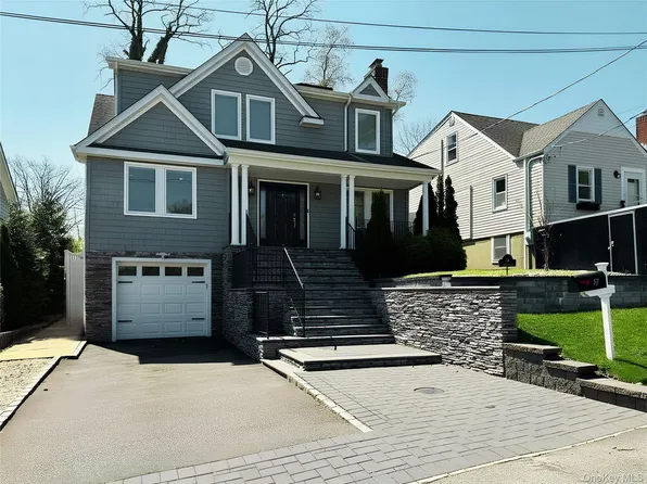17 Prospect St, Glen Head, NY 11545