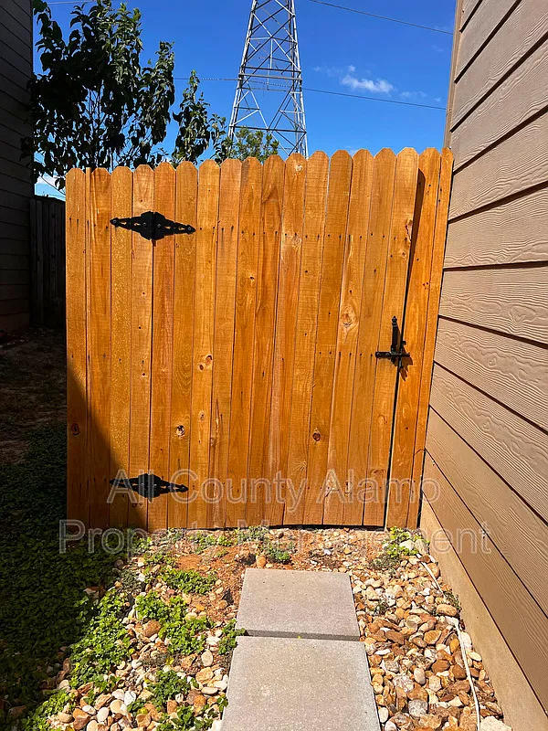 4 bed, 3.0 bath, 2040 sqft, $1,915 — Photo 4