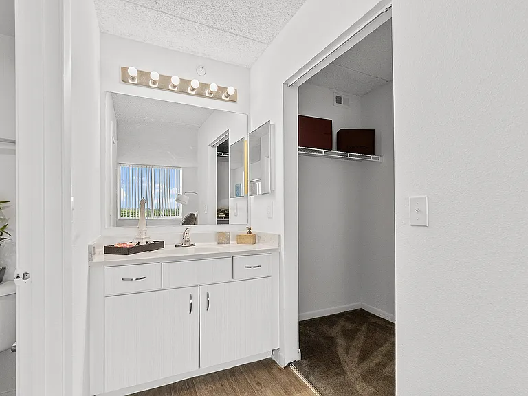Tennis Towers Apartments — Photo 11
