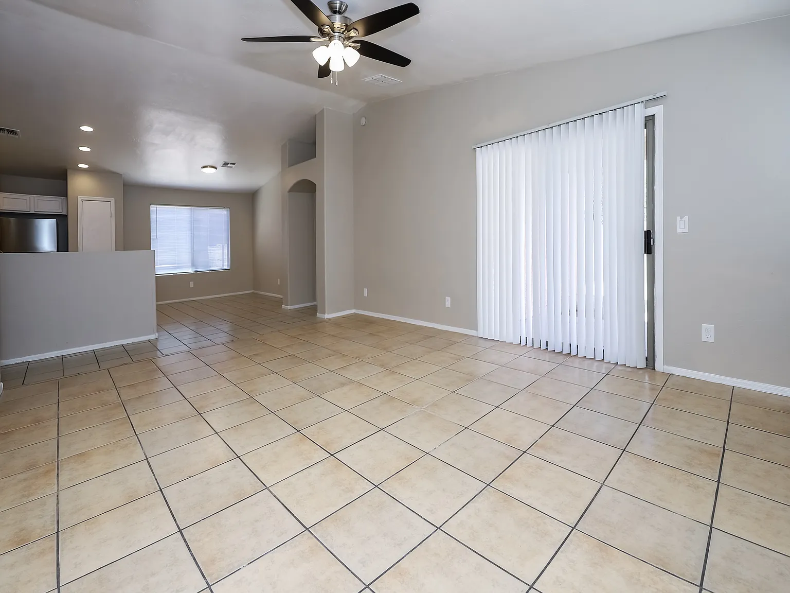 Tucson, AZ - Single-Family - $2,095.00 Available June 2024 — Photo 3