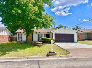 926 W Embercrest Dr, Arlington, TX 76017
