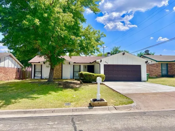 926 W Embercrest Dr, Arlington, TX 76017