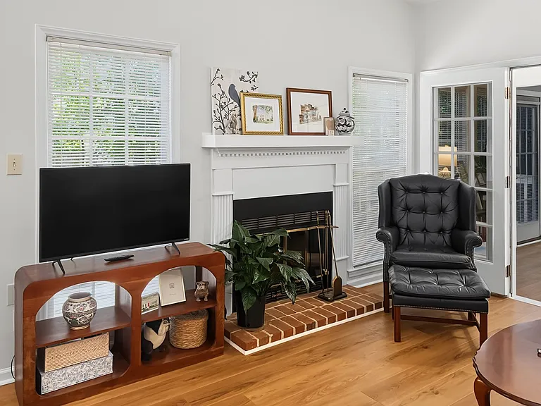 1101 Esher Ct — Photo 5