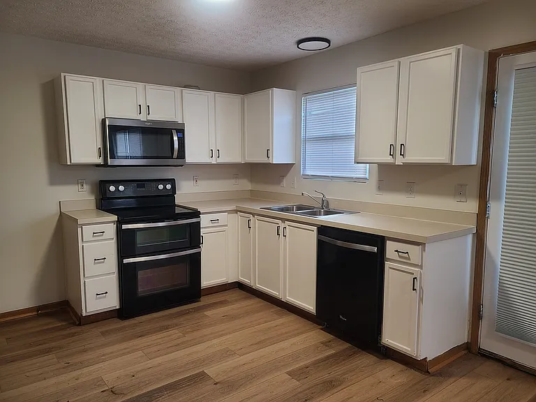 9153 Constitution Ave — Photo 6