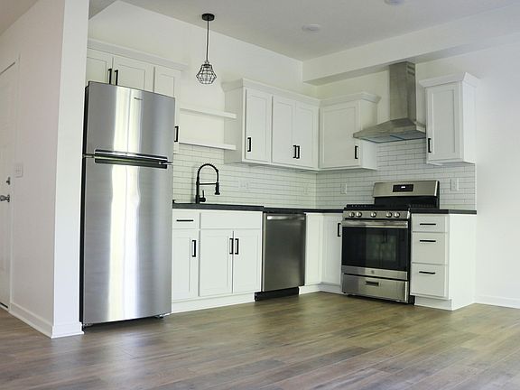 4th image of 392 Harbor Town Ct #1