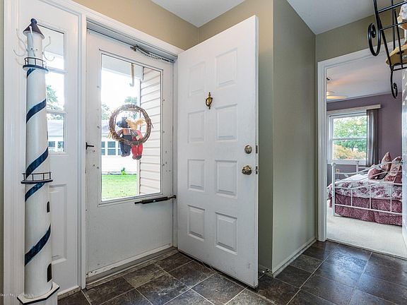 3rd image of 20 Shannon Ct