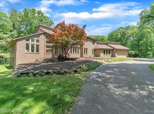 9961 Cross Creek Dr, South Lyon, MI 48178