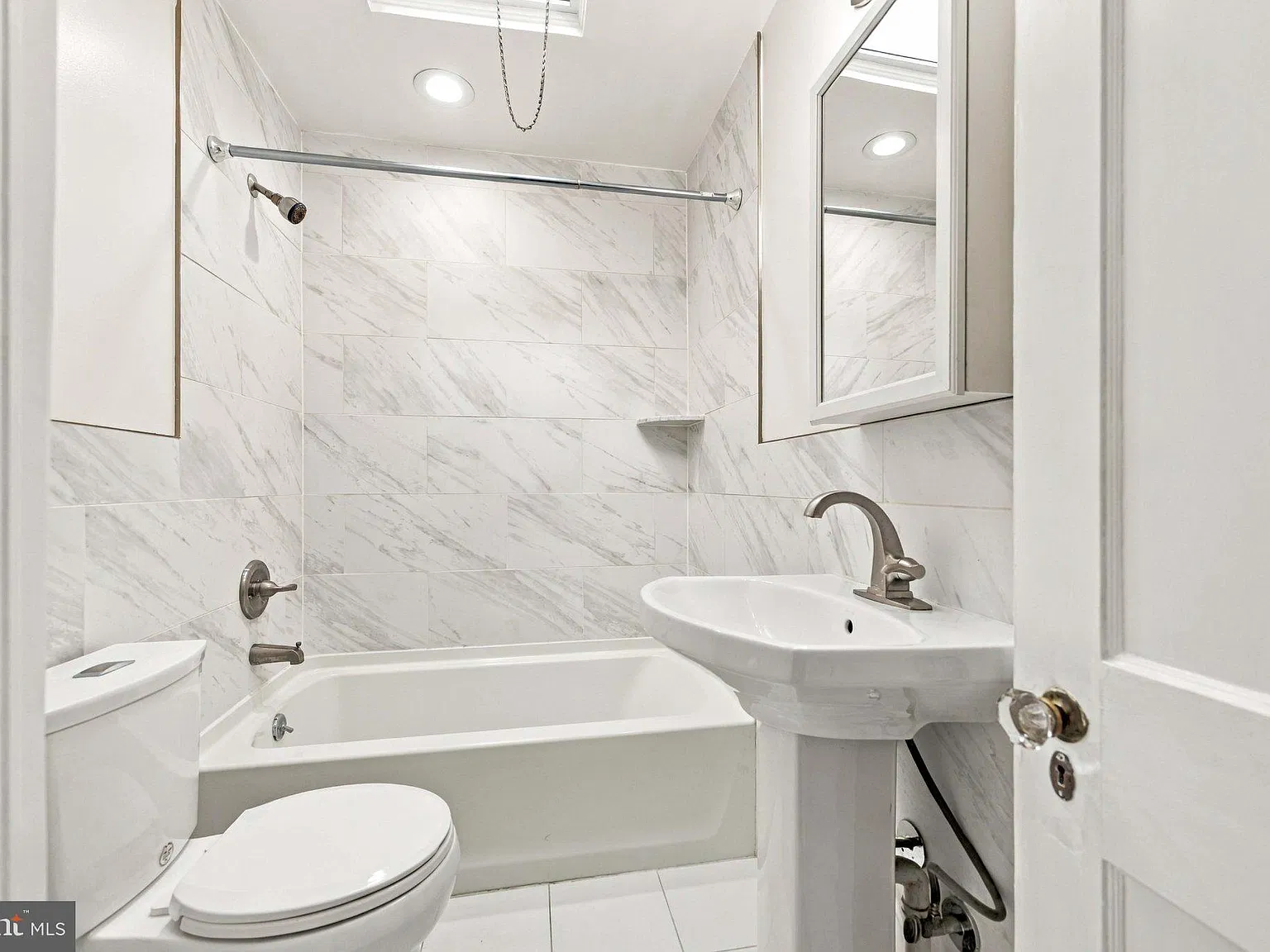 3 bed, 1.0 bath, 936 sqft, $2,050 — Photo 4