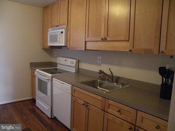 5th image of 228 Pender Pl