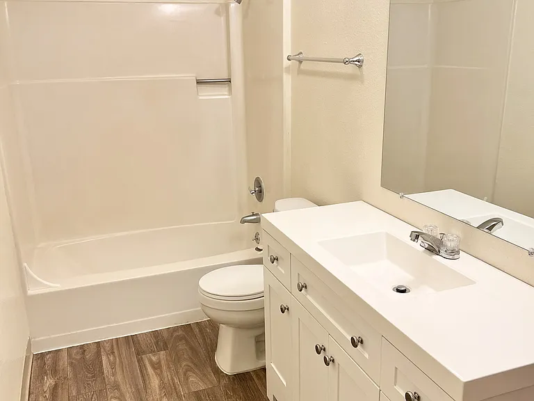 Westlakes Apartments — Photo 12
