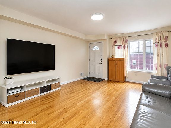 5th image of 86 Burke Ave