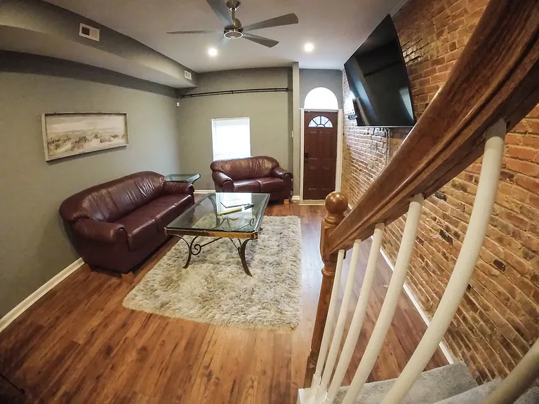 819 N Montford Ave — Photo 2