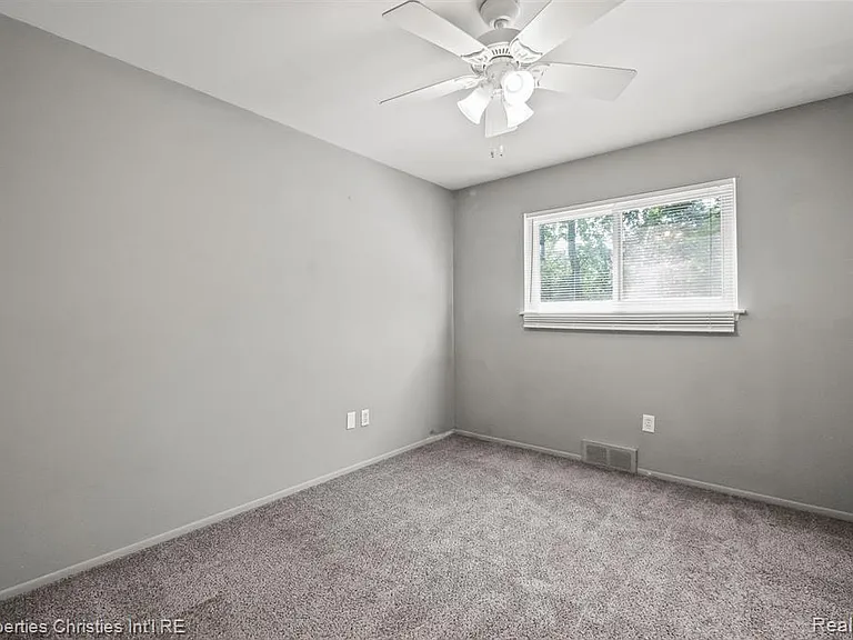 215 Woodsboro Dr — Photo 11