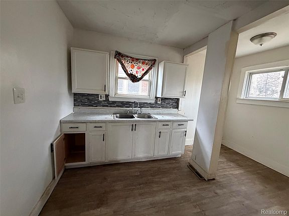5th image of 14901 Sorrento St