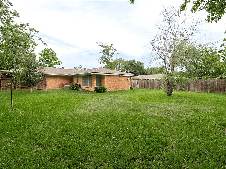 501 Helena St — Photo 21