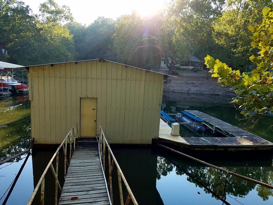 FISHING DOCK W/SLIP AND LIFT