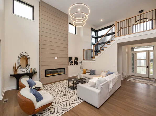 4704 162nd St, Urbandale, IA 50323