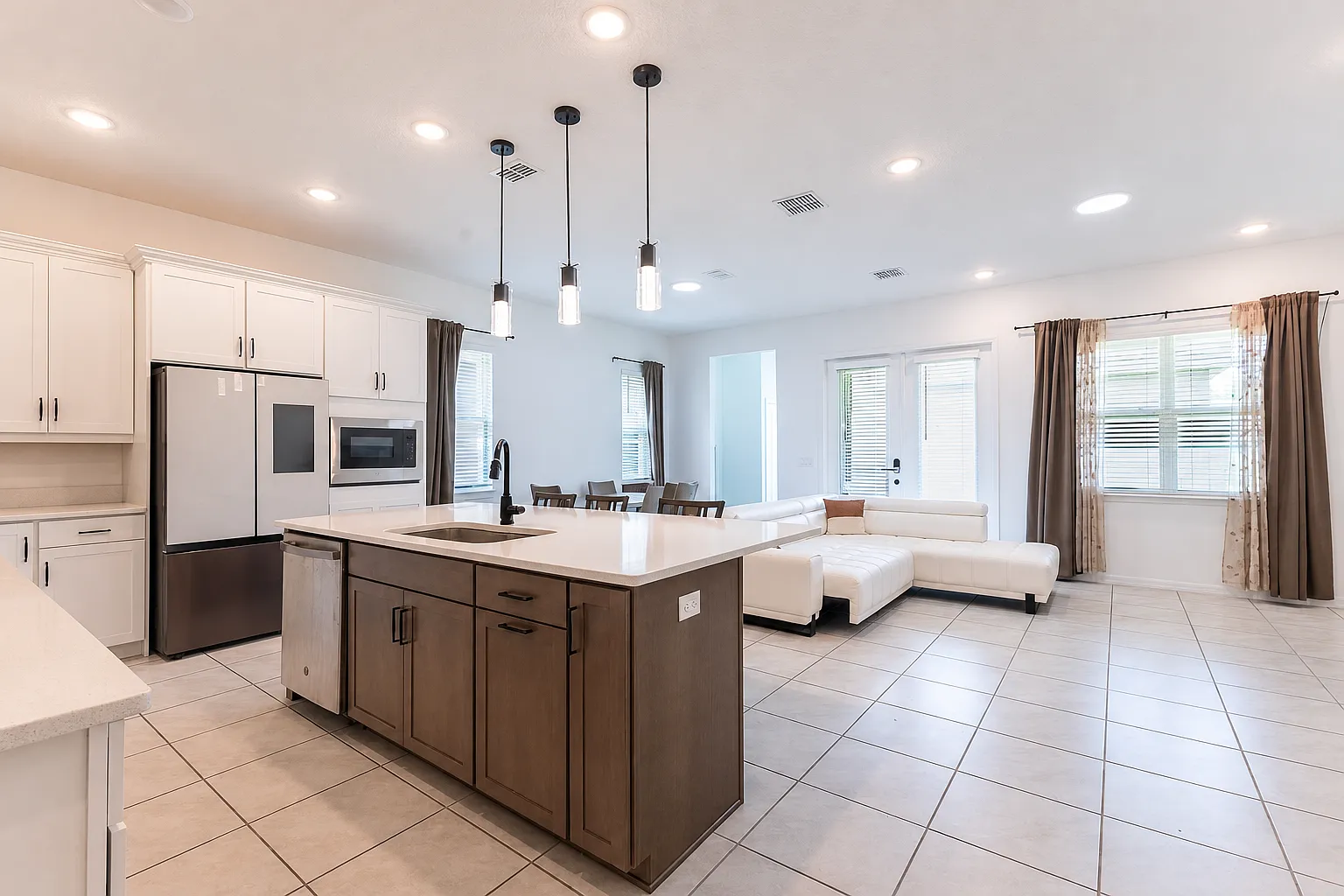 4 bed, 2200 sqft, $2,600 — Photo 3