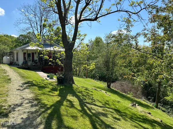 4114 The Lake Rd, Clintwood, VA 24228