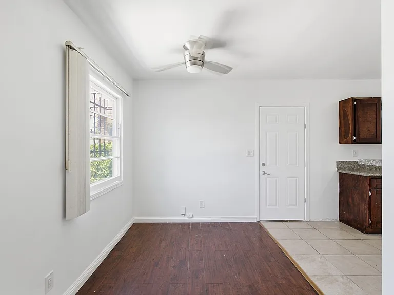 534-536 E Hyde Park Pl — Photo 3