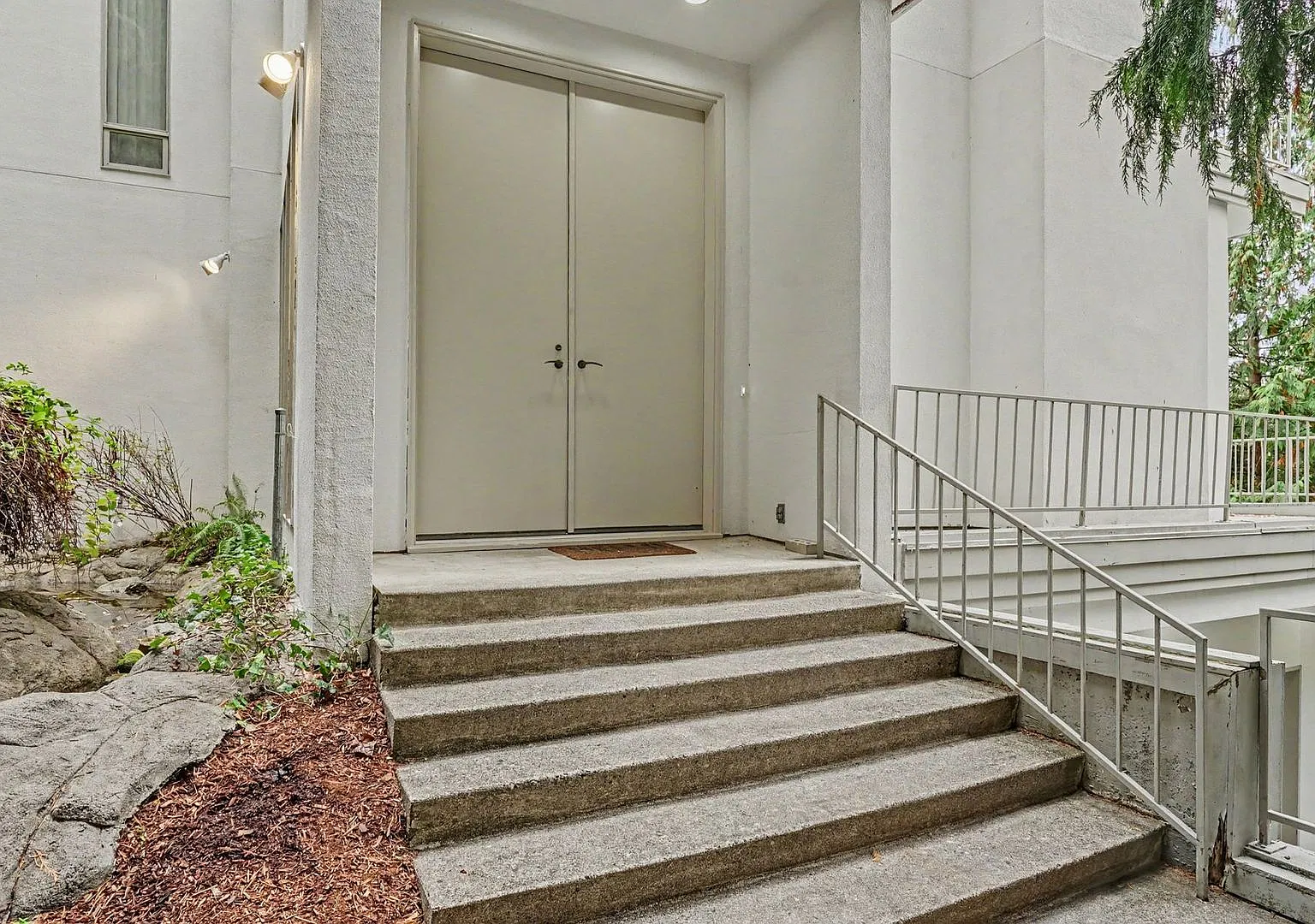 4Bd/3.25Ba Bellevue Home — Photo 2