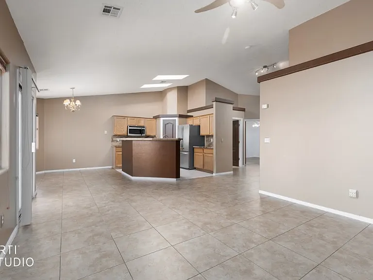 553 Emperor Ln — Photo 14