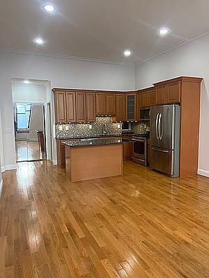 1st image of 215 2nd Ave #B2