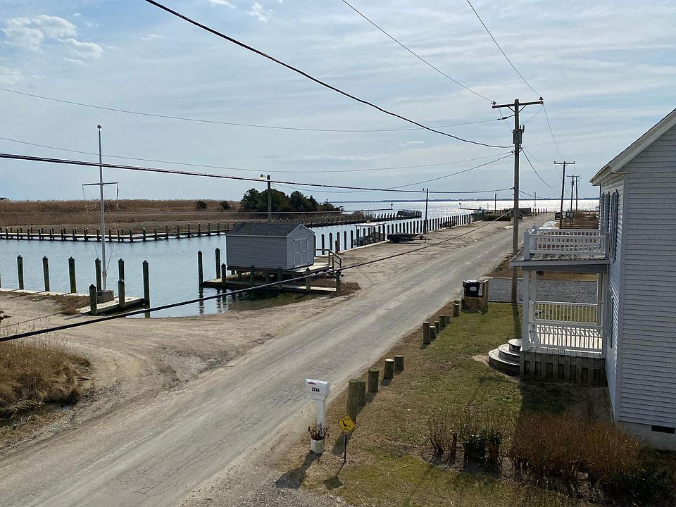 Harbor view. Restaurant at end of pier