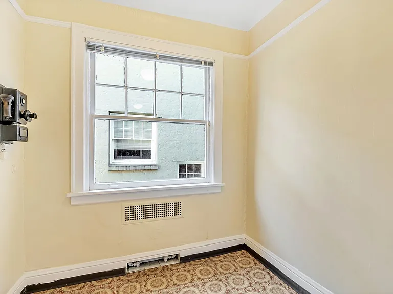 Flanders Apartments — Photo 13