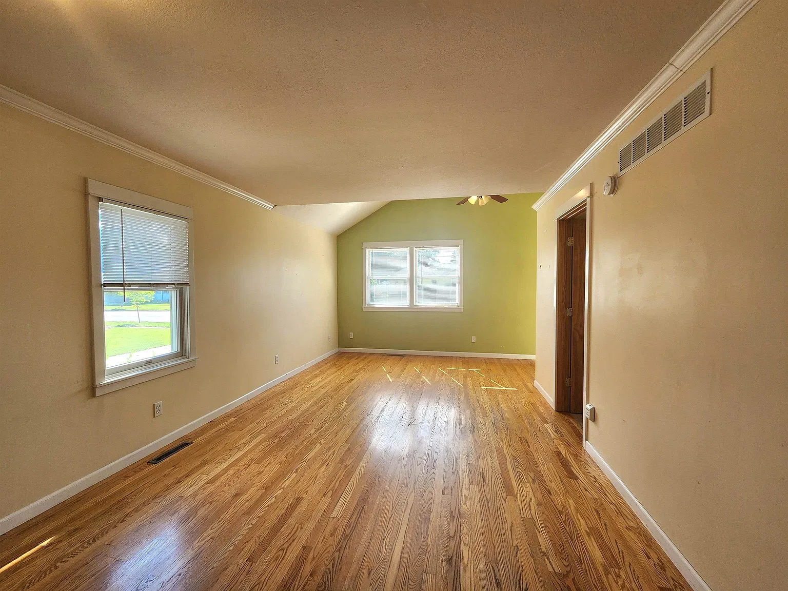 2 bed, 1.0 bath, 824 sqft, $1,300 — Photo 3