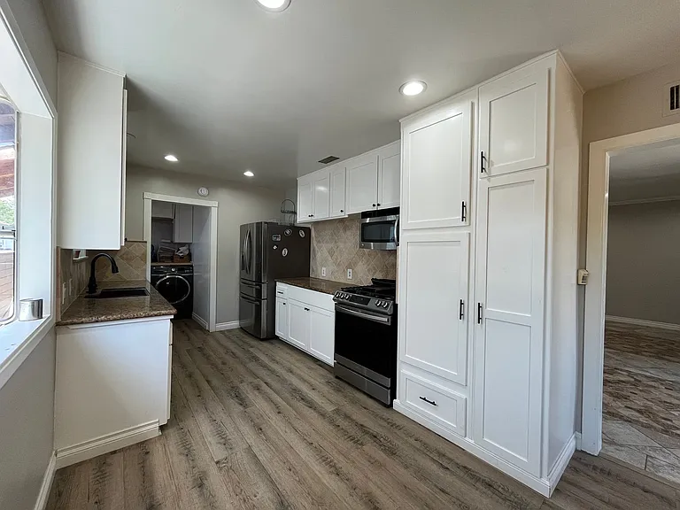15358 Leadwell St — Photo 6