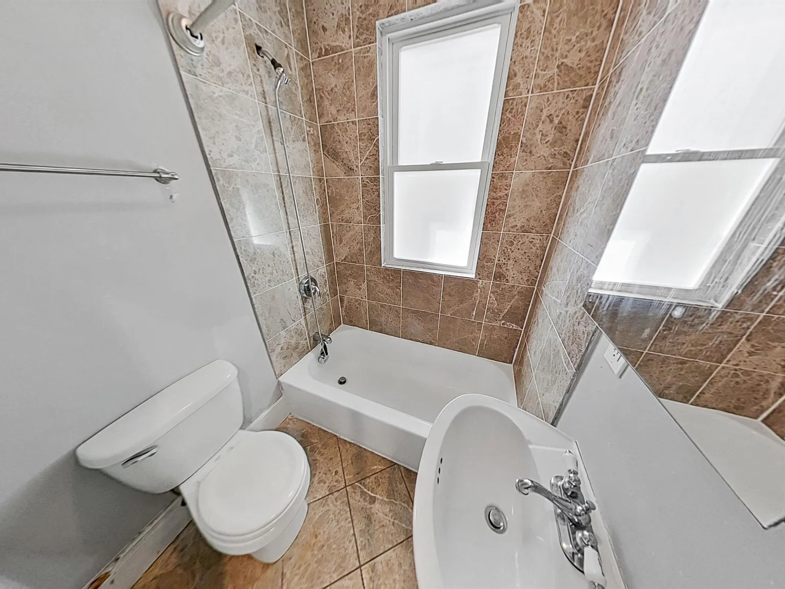5 bed, $5,295 — Photo 2