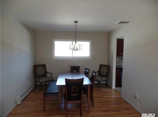 89 Earl St, Deer Park, NY 11729