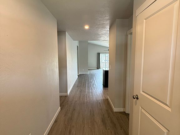5th image of 712 NE Brookstone Dr
