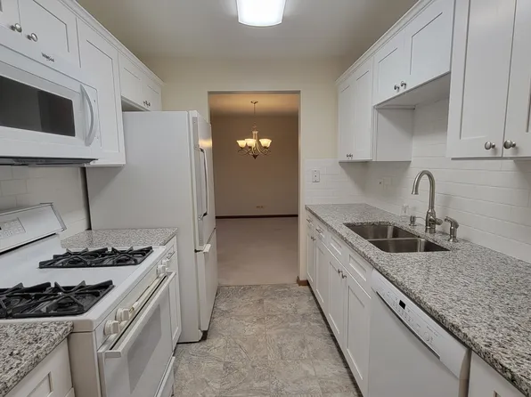 300 Thames Pkwy APT 2C, Park Ridge, IL 60068
