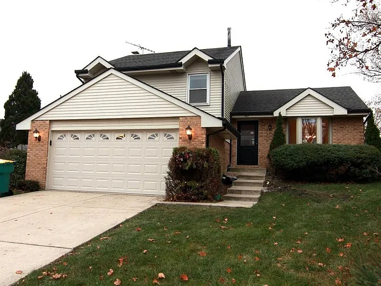 427 Beechwood Dr — Photo 1