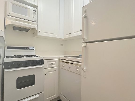 3rd image of 201 E 81st St APT 2B