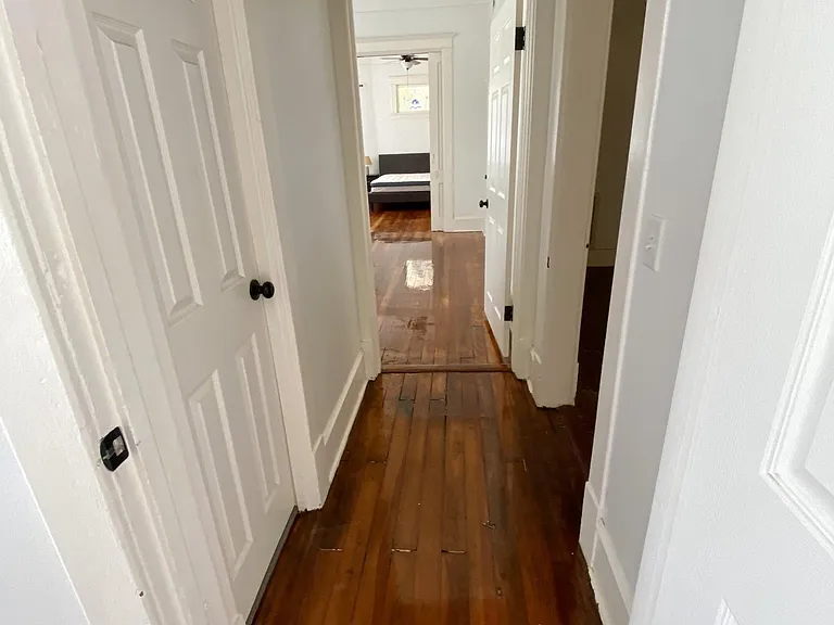 130 E Waldburg St — Photo 3