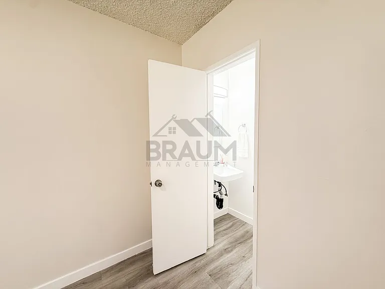 SEPULVEDA — Photo 26