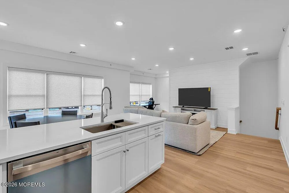 2 bed, 1060 sqft, $3,800 — Photo 4