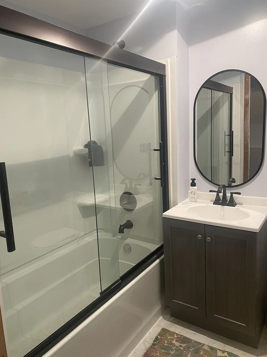 Bathtub with deep soaking tub - 101 Main Ave S #7