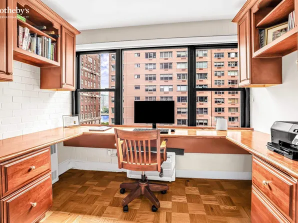 20 Sutton Place South image 11 of 17