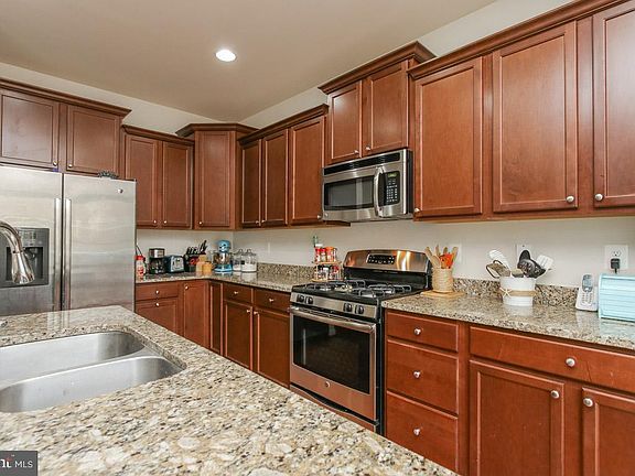 4th image of 1034 Pultney Ln