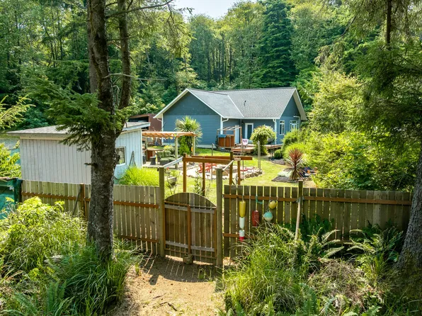 5230 4th St NW, Tillamook, OR 97141