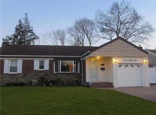 795 Willow Rd, Franklin Square, NY 11010